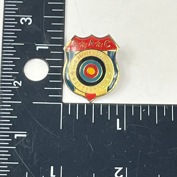 Vintage GAC Archery Club Enamel Shield Pin Target ROC Taiwan Red Blue Gold - Picture 1 of 3